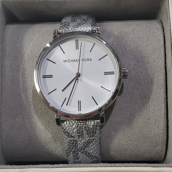 Michael Kors Women's Addyson White Dial Watch - Picture 2 of 9